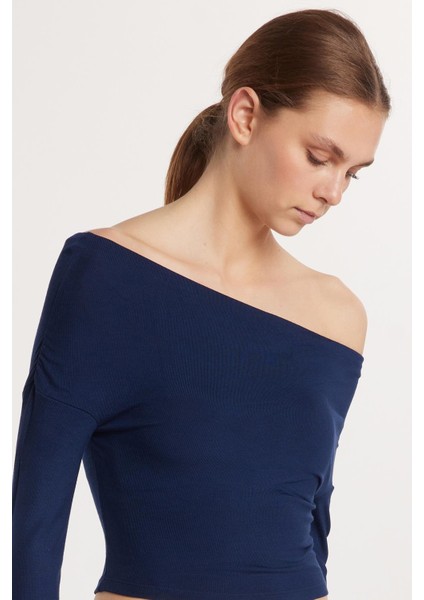 Kadın Slim Fit Dar Kesim Kayık Yaka Viskon Lacivert Bluz