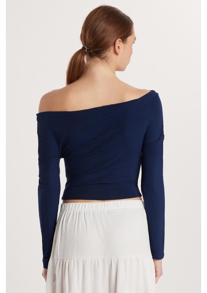 Kadın Slim Fit Dar Kesim Kayık Yaka Viskon Lacivert Bluz indirimleri