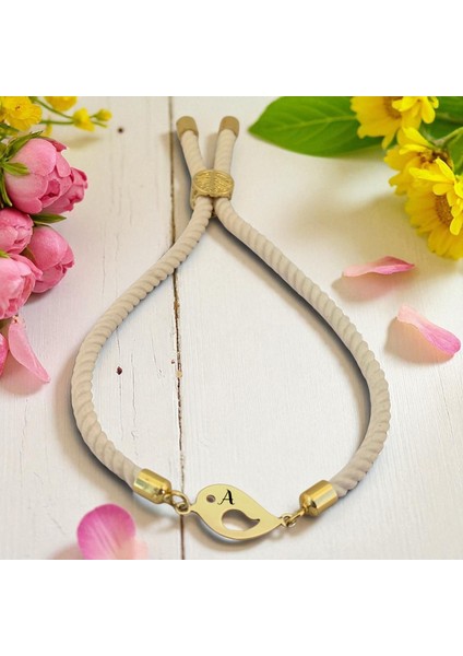 A Harfine Özel Beyaz Örgülü Sevgi Kuşu Figürlü 14 Ayar Altın Plakalı Hediye BILEKLIK-611HARF