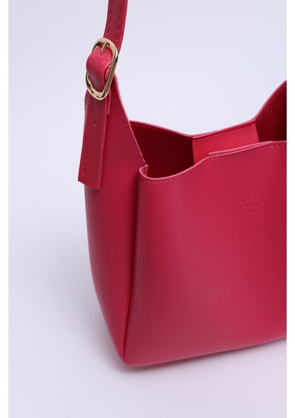 Fuşya SHK158 Suni Deri Tek Bölmeli Askılı Çıtçıtlı Çapraz Kol ve Omuz Çantası