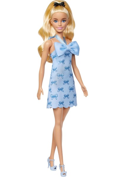 Fashionistas Bebek, Fiyonklu ve Önden Bağlamalı Mavi Elbisesi, Fiyonklu Siyah Saç Tokası ve Uyumlu Mavi Topuklu Ayakkabılarıyla Sarı Saçları At Kuyruğu Şeklinde Toplanmış, HYT93