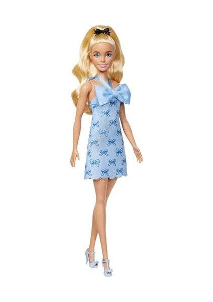 Fashionistas Bebek, Fiyonklu ve Önden Bağlamalı Mavi Elbisesi, Fiyonklu Siyah Saç Tokası ve Uyumlu Mavi Topuklu Ayakkabılarıyla Sarı Saçları At Kuyruğu Şeklinde Toplanmış, HYT93 modelleri