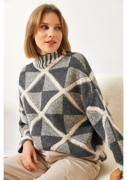 Kadın Yarım Balıkçı Yaka Desenli Oversize Triko Kazak