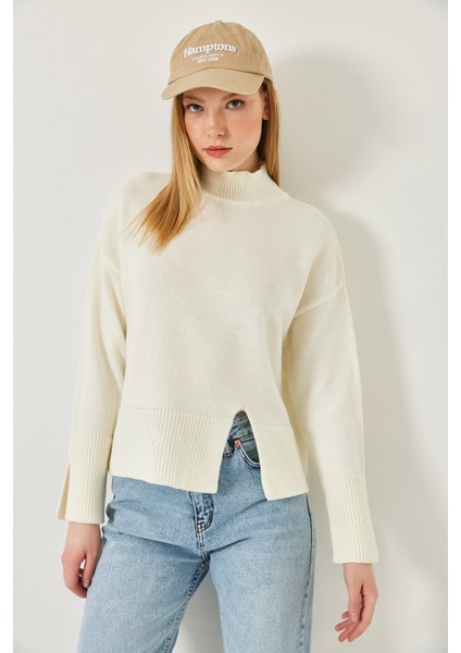 Kadın Balıkçı Yaka Önü Yırtmaçlı Triko Kazak