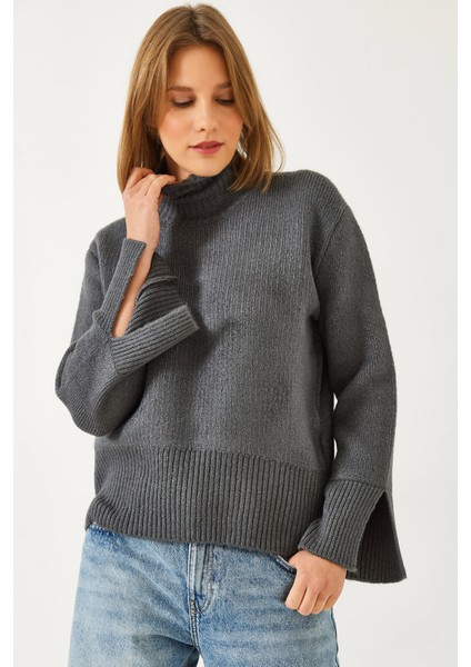 Kadın Kolları Yırtmaçlı Triko Kazak