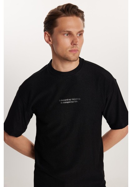 Erkek Standart Fit Pamuklu Jakarlı Baskılı Bisiklet Yaka Beli Bağcıklı Siyah Şort Takım modelleri