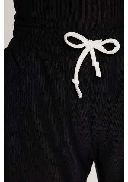 Erkek Standart Fit Pamuklu Jakarlı Baskılı Bisiklet Yaka Beli Bağcıklı Siyah Şort Takım fırsatları