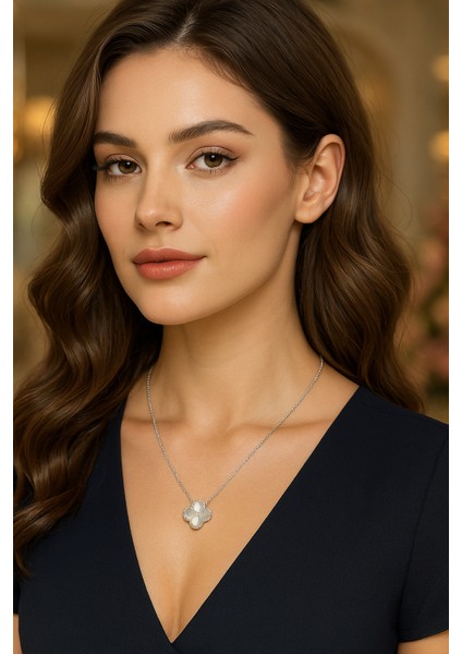 Spor Taşsız Yonca Kadın Gümüş Kolye fırsatları