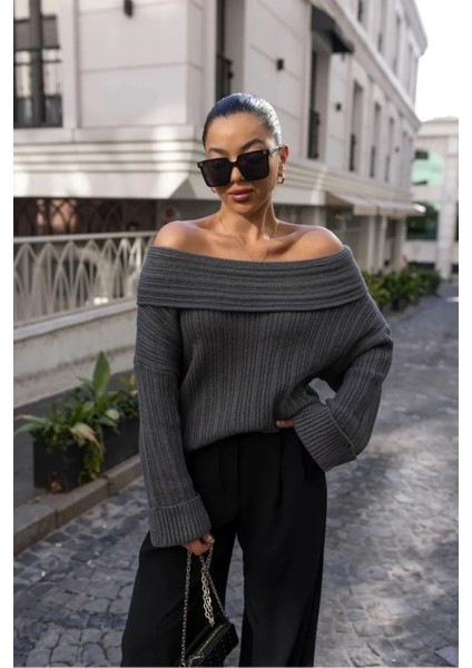 Kadın Omzu Açık Madonna Yaka Oversize Triko Kazak KZ4300