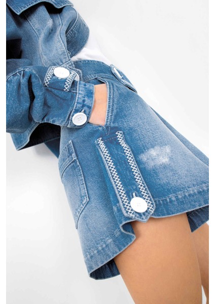 Apolet Detaylı Pilili Mini Jean Şort fiyatları