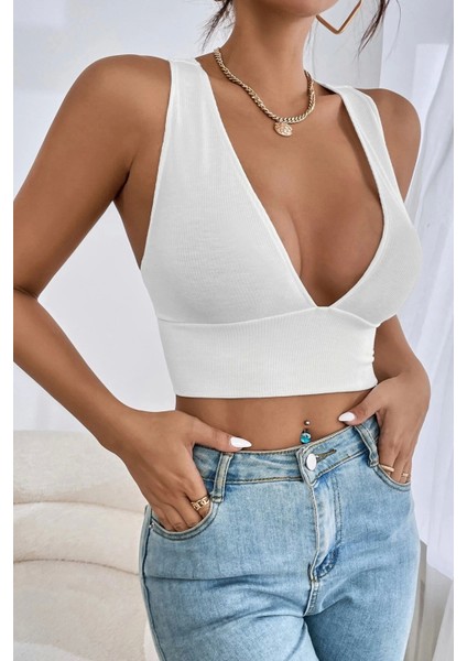 Siyah Crop Top ile Trendy ve Şık Bir Görünüm Yakalayın. modelleri