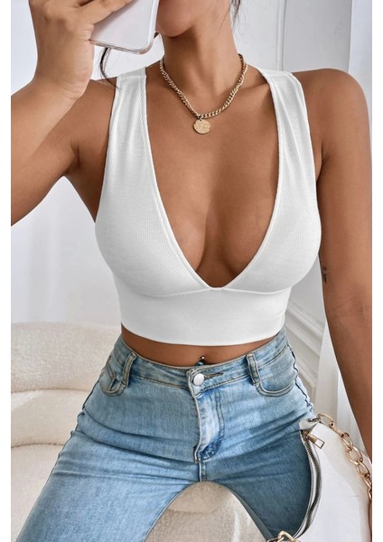 Siyah Crop Top ile Trendy ve Şık Bir Görünüm Yakalayın. indirimleri