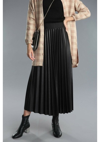 Kadın Deri Görünümlü Piliseli Etek Siyah Renk Yeni Sezon