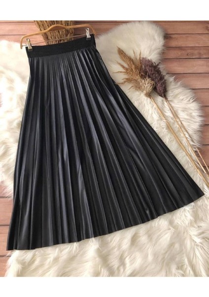 Kadın Siyah Deri Görünümlü Piliseli Etek