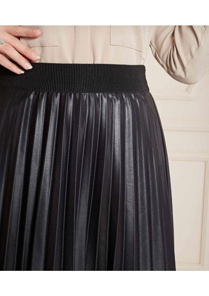 Moda Kadın Siyah Beli Lastikli Deri Görünümlü Piliseli Etek modelleri