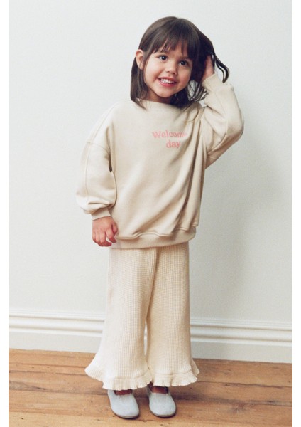 Kız Çocuk Pamuklu Krem Welcome Day Sweatshirt ve Fırfır Paça Pantolon Takım - Rahat Günlük Stil