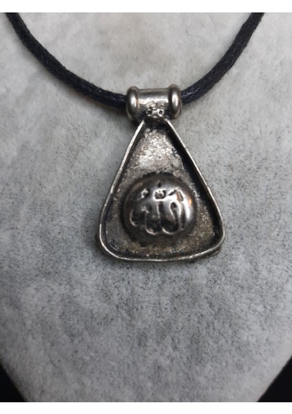 Mryart Allah Yazılı Üçgen Kolye – Siyah Ipli Gümüş Renk Kolye Ucu fiyatları