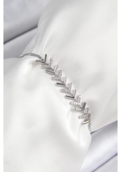 Pirinç Zirkon Taşlı Sıralı Ok Model Gümüş Renk Asansörlü Kadın Bileklik