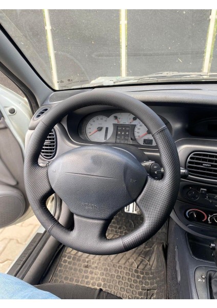 Megane 1 Uyumlu Araca Özel Dikmeli Direksiyon Kılıfı Soft Nokta Düz
