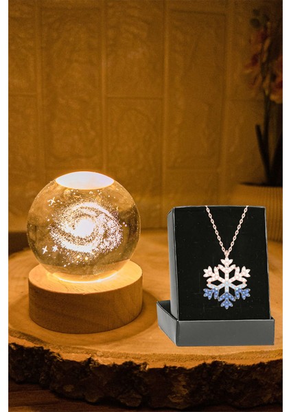 Işıklandırmalı Cam Ay ve Zirkon Kolye, Ahşap Standlı, Estetik ve Şık Tasarım