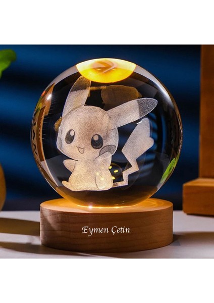 Kişiye Özel Büyük Boy Işıklı Ahşap Kaideli Pikachu Temalı Cam Küre 8cm fiyatları