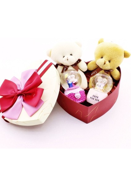 Orta Boy Kalp Kutuda Kar Küresi ve Sevimli Ayıcıklar Hediye Seti