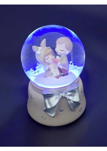 Sevgili Çift Işıklı Kar Küresi, Küçük ve Şık Tasarım