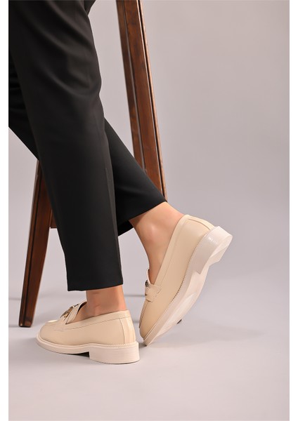 Kare Zincir Detaylı Bej Loafer Kadın Ayakkabı