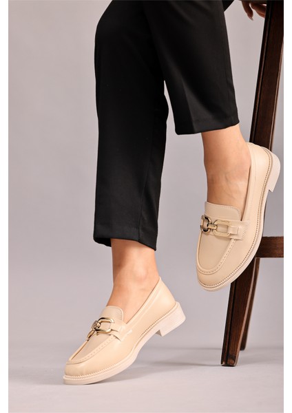 Kare Zincir Detaylı Bej Loafer Kadın Ayakkabı