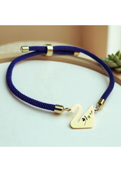 Ayşe İsmine Özel Kuğu Kuşu Figürlü 14 Ayar Altın Plakalı Lacivert Örgülü Hediye fiyatları