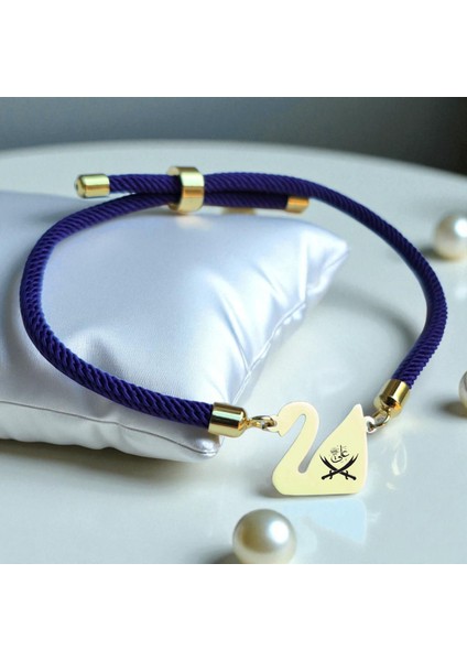 Hz Ali Temalı Lacivert Örgülü Kuğu Kuşu Figürlü 14 Ayar Altın Plakalı Hediye fiyatları