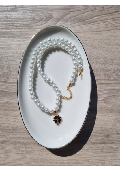 Inci Parıltısıyla Yonca Gold Detaylı Kolye