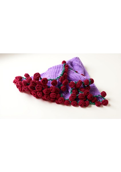 El Yapımı Örgü Buket Battaniye – Mor Tabanlı Bordo Güllü Tığ Işi Tv ve Diz Battaniyesi