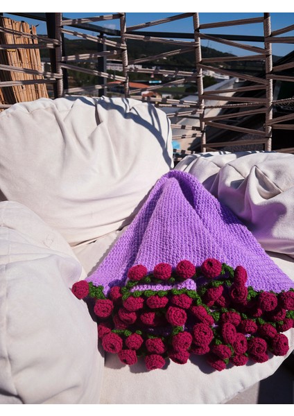 El Yapımı Örgü Buket Battaniye – Mor Tabanlı Bordo Güllü Tığ Işi Tv ve Diz Battaniyesi modelleri