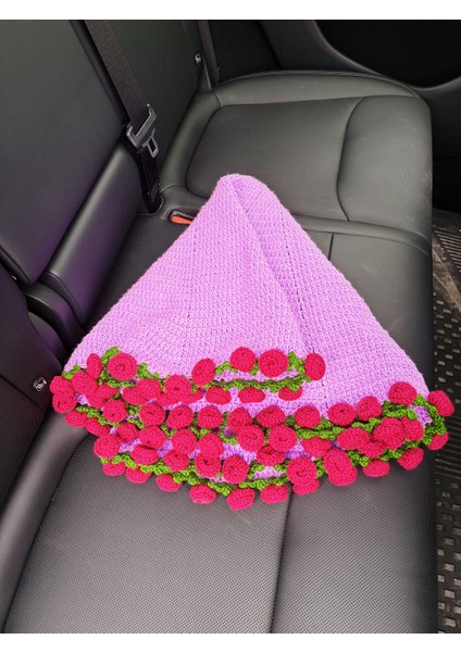 El Yapımı Örgü Buket Battaniye – Mor Tabanlı Bordo Güllü Tığ Işi Tv ve Diz Battaniyesi