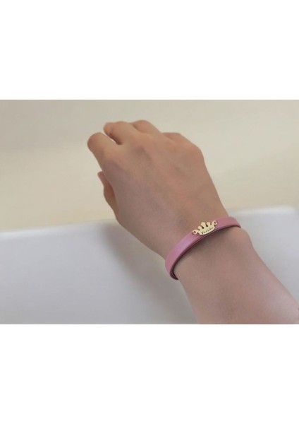 Altın Plakalı 14 Ayar Feride Ismine Özel Taç Motifli Koyu Pembe Derili Hediye BILEKLIK-624ISIM