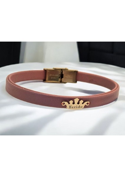 Altın Plakalı 14 Ayar Feride Ismine Özel Taç Motifli Koyu Pembe Derili Hediye BILEKLIK-624ISIM fiyatları