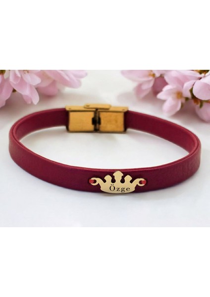 14 Ayar Plakalı Altın Özge Ismine Özel Koyu Kırmızı Derili Taç Figürlü Hediye BILEKLIK-625ISIM fiyatları