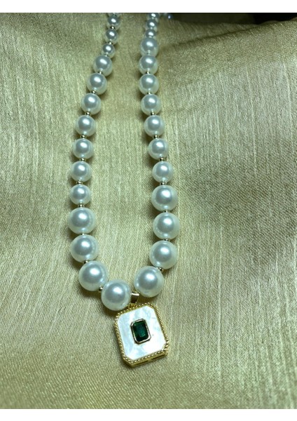 Incili Altın Çerçeveli Beyaz Zümrüt Kolye modelleri