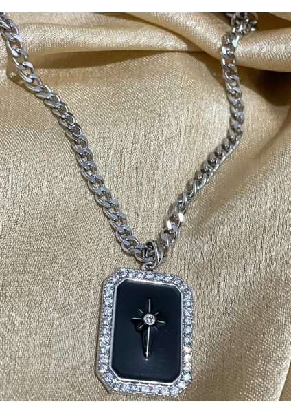 Gümüş Renk Siyahçerçeve Etrafı Taş Kolye