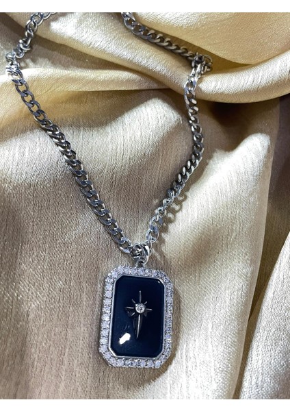 Gümüş Renk Siyahçerçeve Etrafı Taş Kolye fırsatları