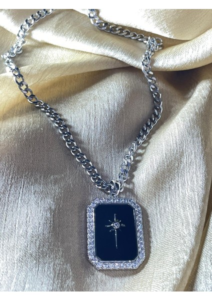 Gümüş Renk Siyahçerçeve Etrafı Taş Kolye indirimleri