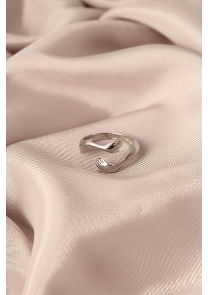 Bfs Ayarlamalı Gümüş Renk Metal Sarılan Eller Model Kadın Yüzük