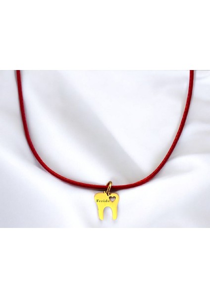 Altın Plakalı 14 Ayar Feride Yazılı Diş Motifli Kırmızı Bağlıklı Hediyeye Özel KOLYE-627ISIM fiyatları