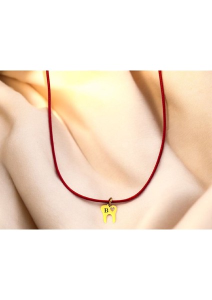 Altın Plakalı 14 Ayar B Harfine Özel Diş Motifli Kırmızı Bağlıklı Hediyelik KOLYE-627HARF fiyatları