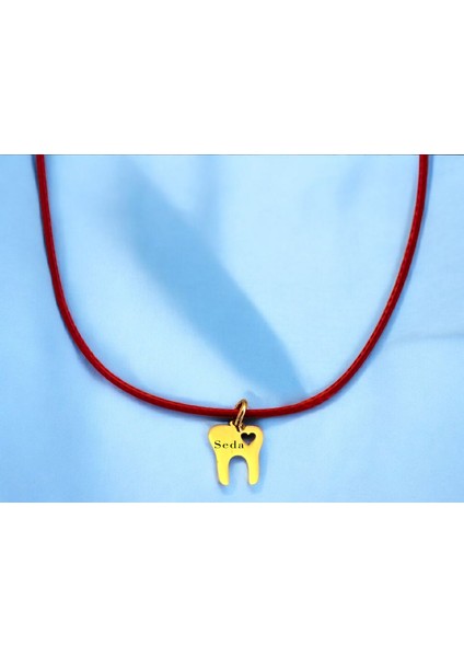 Altın Plakalı 14 Ayar Seda Yazılı Kırmızı Bağlıklı Diş Motifli Hediyeye Özel KOLYE-627ISIM fiyatları