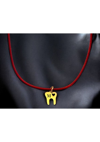 14 Ayar Plakalı Altın M Harfine Özel Kırmızı Bağlıklı Diş Motifli Hediyelik KOLYE-627HARF fiyatları