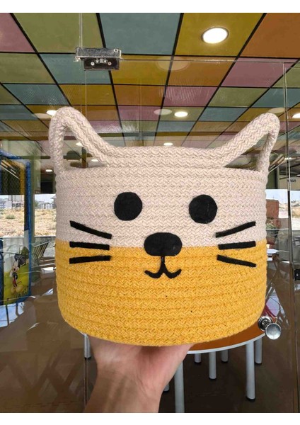 Kedi Figürlü El Yapımı Örgü Sepet – %100 Pamuk Oyuncak ve Dekoratif Sepeti (22X16 Cm, Sarı-Beyaz)