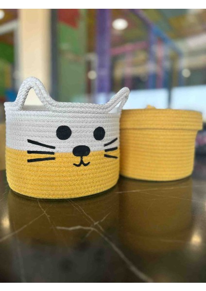 Kedi Figürlü El Yapımı Örgü Sepet – %100 Pamuk Oyuncak ve Dekoratif Sepeti (22X16 Cm, Sarı-Beyaz) fiyatları