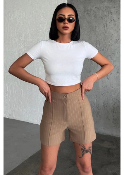 Zarif ve Şıklığı Bir Arada Sunan Yüksek Bel Krep Esnek Çimalı Çizgili Şort Bej